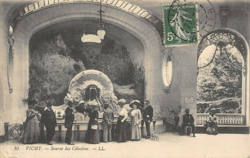 Carte postale ancienne Vichy Source Des Celestins à Vichy