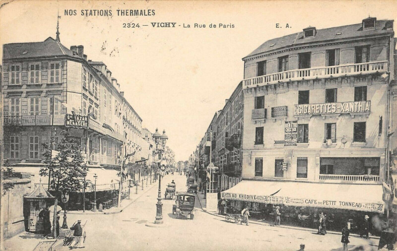 Carte postale ancienne Vichy La Rue De Paris à Vichy