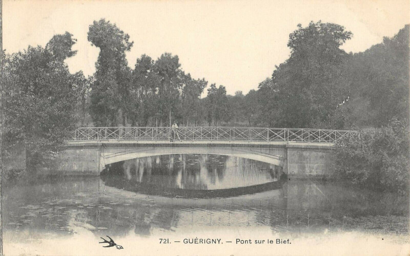 Carte postale ancienne Guerigny Pont Sur Le Bief