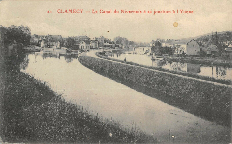 Carte postale ancienne Clamecy Le Canal Du Nivernais A Sa Jonction A L'Yonne à Clamecy