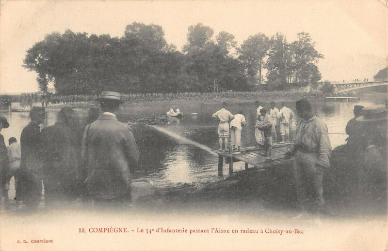 Carte postale ancienne Compiegne Le 54e D'Infanterie Passant L'Aisne En Radeau A Choisy Au Bac à Choisy-au-Bac