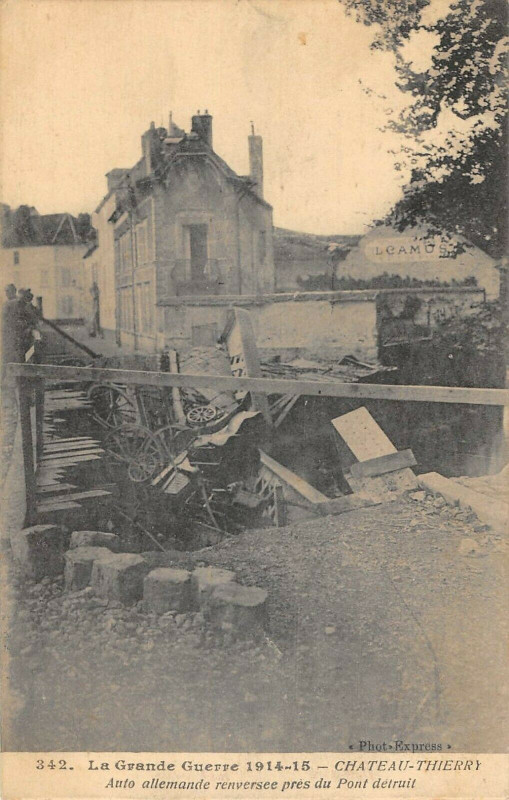 Carte postale ancienne Chateau Thierry Auto Allemande Renverse Pres Du Pont Detruit