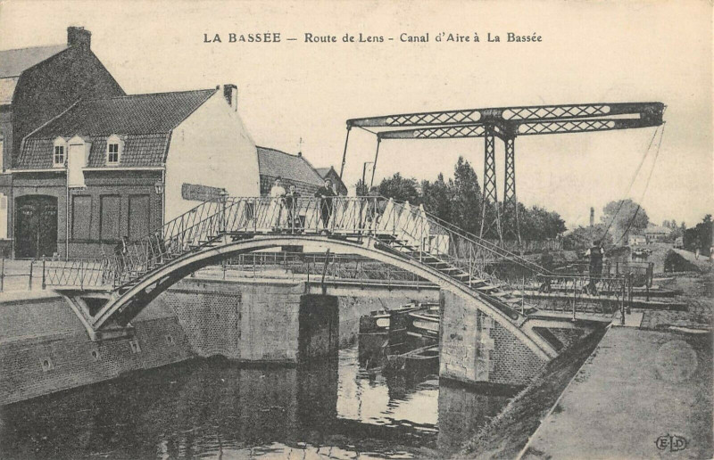 Carte postale ancienne La Bassee Route De Lens Canal D'Aire A La Bassee