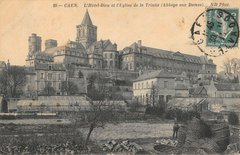 Carte postale ancienne Caen L'Hotel Dieu Et Eglise De La Trinite à Caen