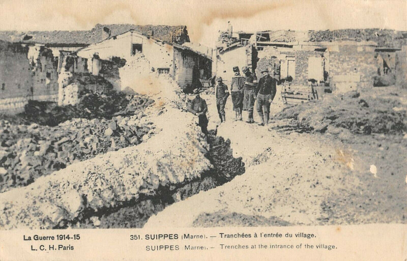 Carte postale ancienne Suippes Tranchees A L'Entree Du Village à Suippes