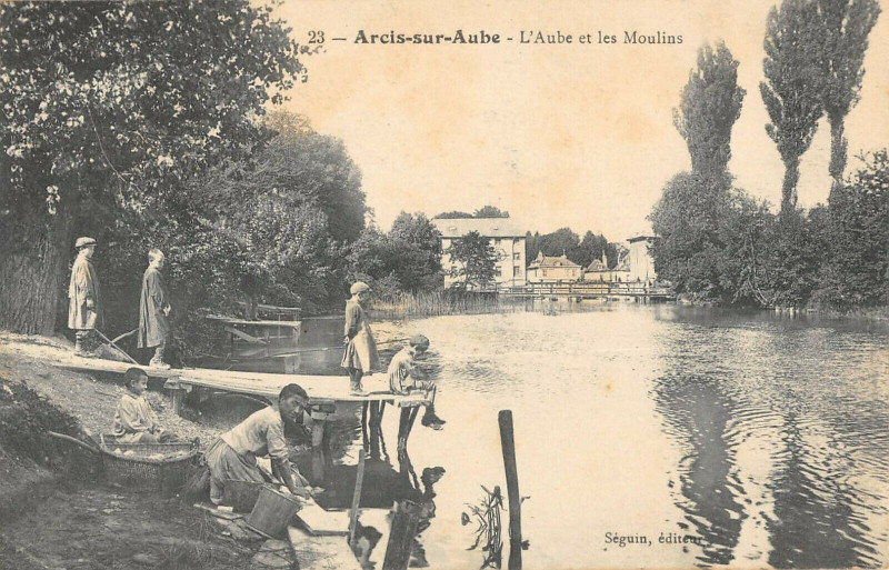 Carte postale ancienne Arcis Sur Aube L'aube et les moulins à Arcis-sur-Aube