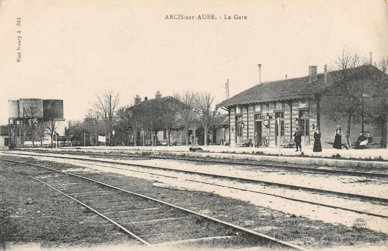 Carte postale ancienne Arcis Sur Aube La Gare à Arcis-sur-Aube