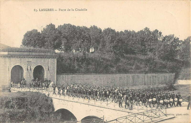 Carte postale ancienne Langres Porte De La Citadelle à Langres