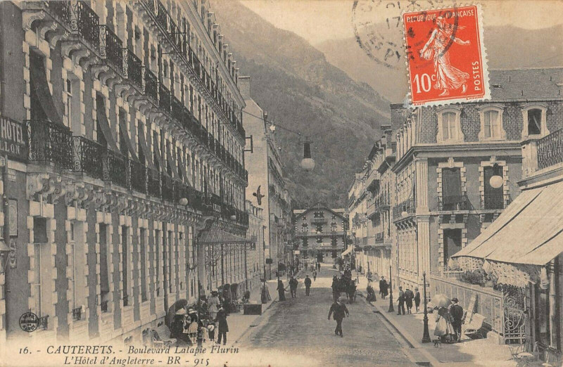 Carte postale ancienne Cauterets Boulevard Latapie Flurin Hotel D'Angleterre à Cauterets