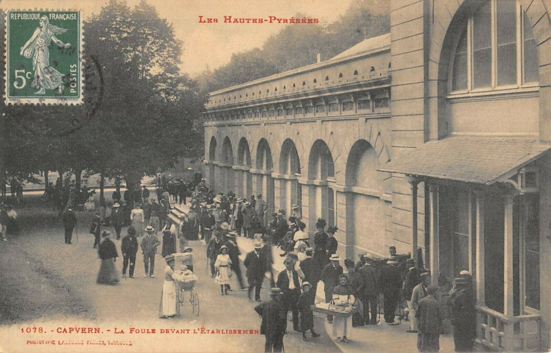 Carte postale ancienne Capvern La Foule Devant L'Etablissement à Capvern