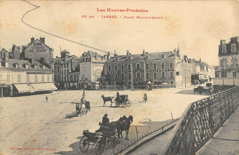 Carte postale ancienne Tarbes Place Maubourguet à Maubourguet