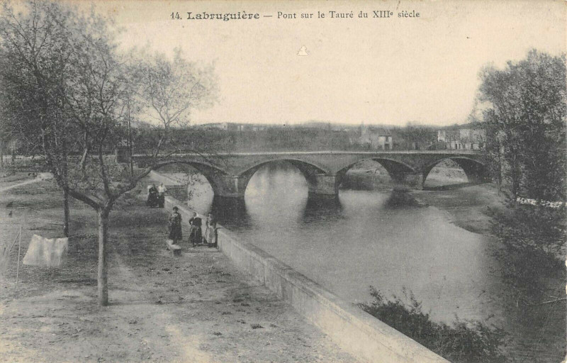 Carte postale ancienne Labruguiere Le Pont Sur Le Taure
