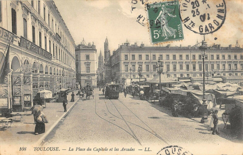 Carte postale ancienne Toulouse La Place Du Capitole Et Les Arcades à Toulouse