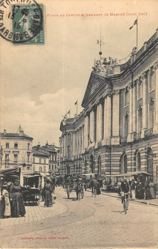 Carte postale ancienne Toulouse Place Du Capitole Pendant Le Marche Cote Est à Toulouse