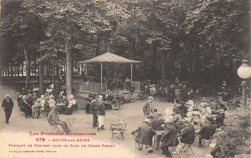 Carte postale ancienne Aulus Les Bains Pendant Le Concert Dans Le Parc Du Grand Casino à Aulus-les-Bains
