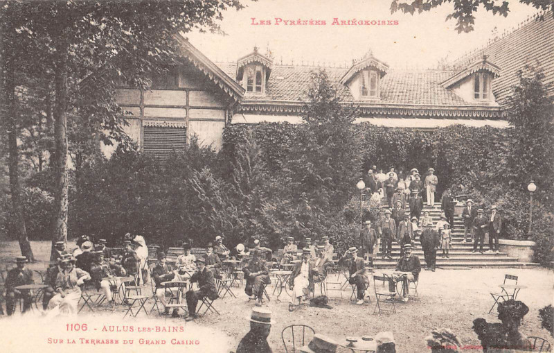 Carte postale ancienne Aulus Les Bains Sur La Terrasse Du Grand Casino à Aulus-les-Bains