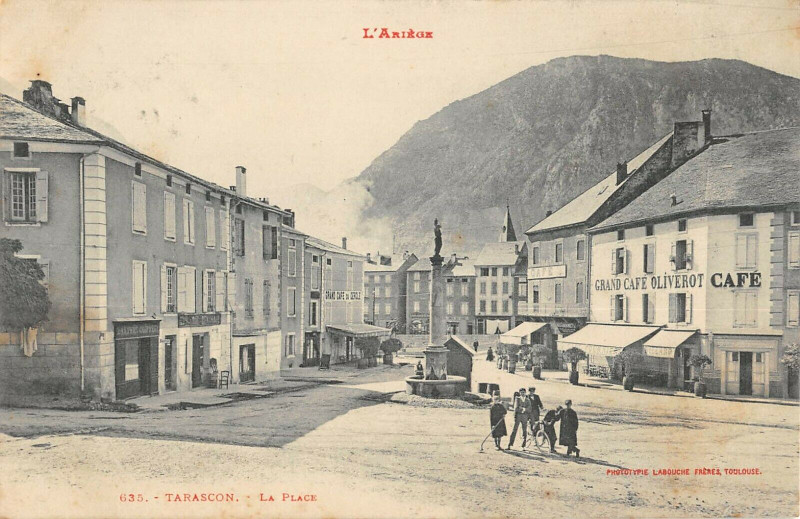 Carte postale ancienne Tarascon La Place