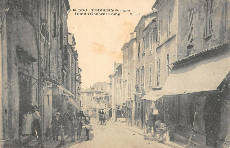 Carte postale ancienne Thiviers Rue General Lamy à Thiviers