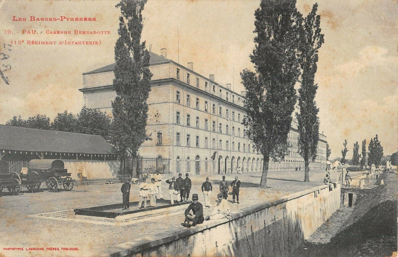 Carte postale ancienne Pau Caserne Bernadotte 18e Regiment Infanterie à Pau