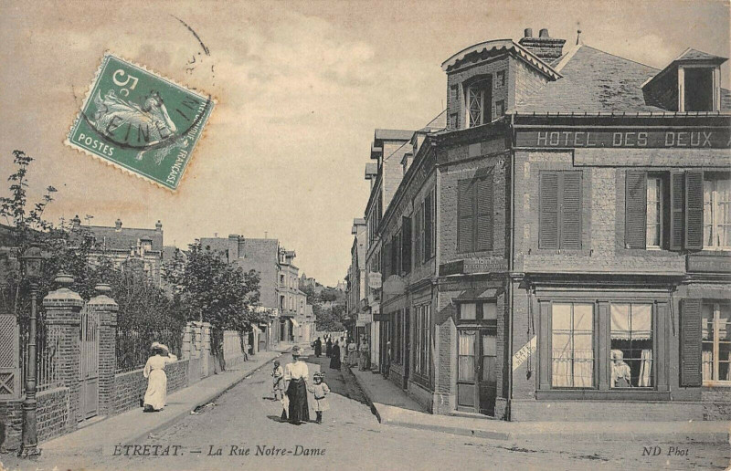 Carte postale ancienne Etretat La Rue Notre Dame