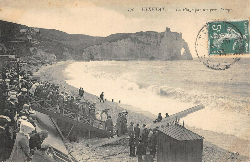 Carte postale ancienne Etretat La Plage Par Un Gros Temps