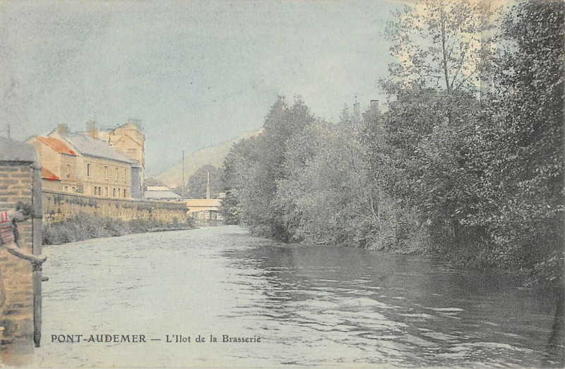Carte postale ancienne Pont Audemer L'Ilot De La Brasserie à Pont-Audemer