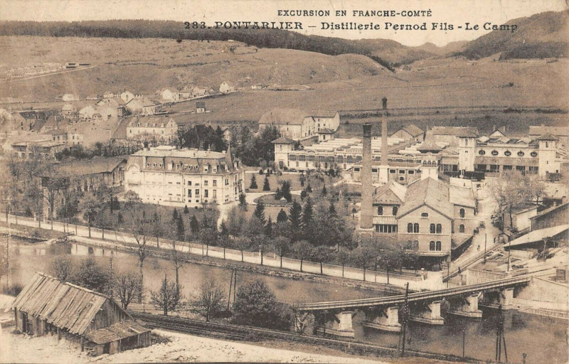 Carte postale ancienne Pontarlier Dictillerie Pernod Fils Le Camp à Pontarlier