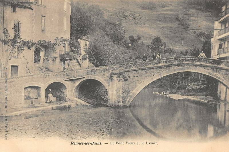 Carte postale ancienne Rennes Les Bains Le Pont Vieux Et Lavoir à Rennes-les-Bains