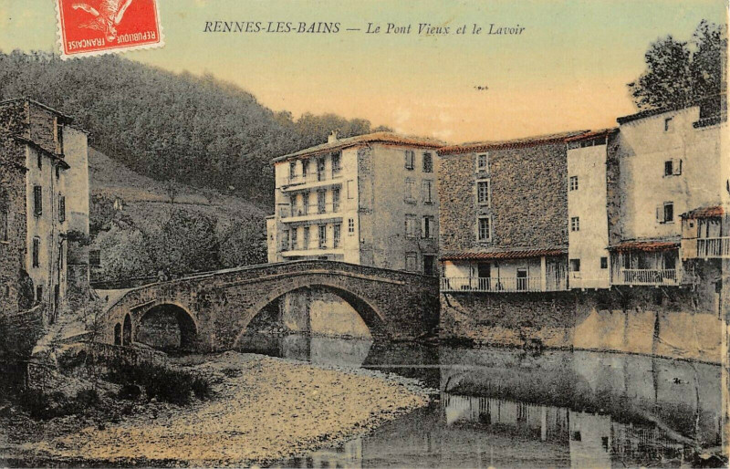 Carte postale ancienne Rennes Les Bains Le Pont Vieux Et Le Lavoir à Rennes-les-Bains