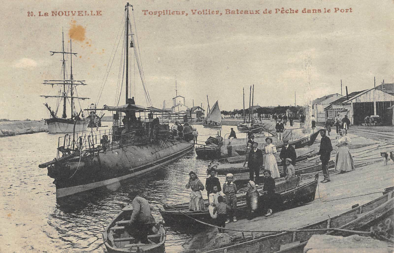 Carte postale ancienne La Nouvelle Torpilleurs Voilier Bateaux De Peche Dans Le Port