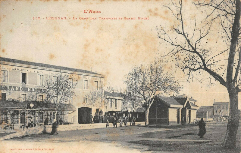 Carte postale ancienne Lezignan Gare Des Tramways Et Grand Hotel