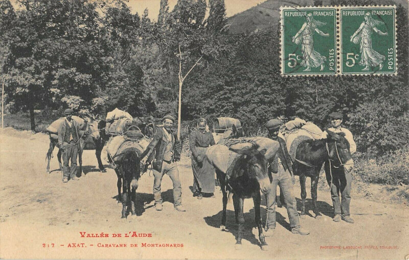 Carte postale ancienne Axat Caravane De Montagnards à Axat