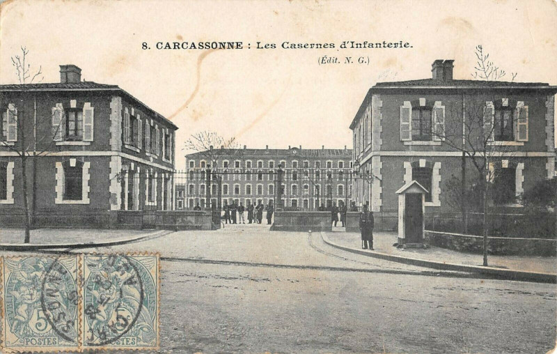 Carte postale ancienne Carcassonne Les Casernes D'Infanterie à Carcassonne