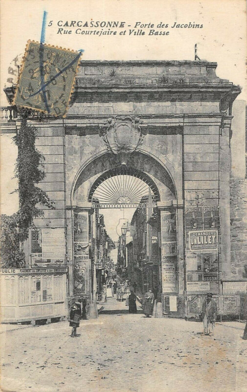Carte postale ancienne Carcassonne Porte Jacobins Rue Courtejaire à Carcassonne