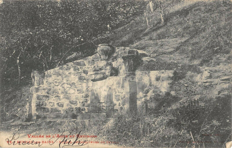 Carte postale ancienne Rennes Les Bains Source Ferrugineuse à Rennes-les-Bains