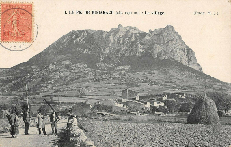 Carte postale ancienne Le Pic De Bugarach Le Village à Bugarach