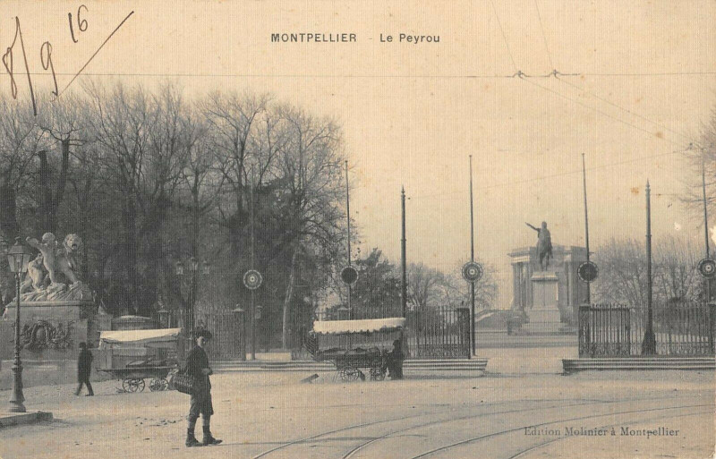 Carte postale ancienne Montpellier Le Peyrou (cpa toilée à Montpellier