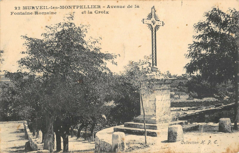 Carte postale ancienne Murviel Les Montpellier Avenue De La Fontaine Romaine Et La Croix à Montpellier