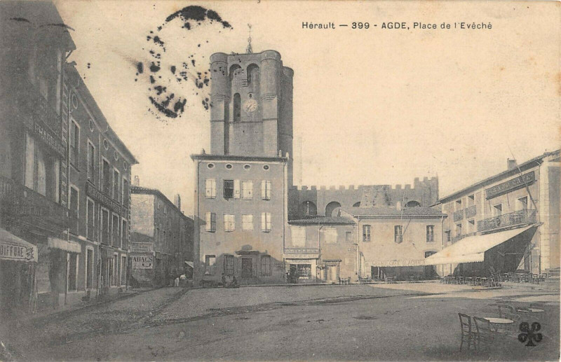 Carte postale ancienne Agde Place De L'Eveche à Agde