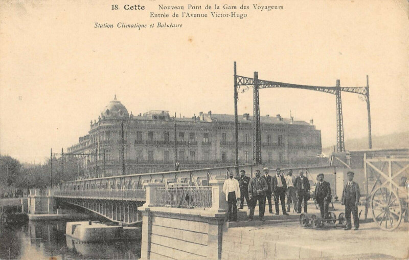 Carte postale ancienne Cette Nouveau Pont De La Gare Des Voyageurs Entree Avenue Victor Hugo