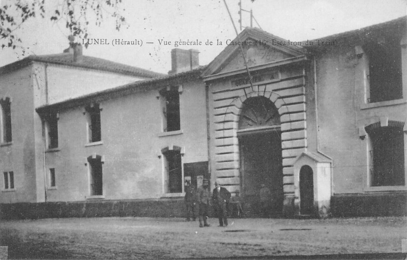 Carte postale ancienne Lunel Vue De La Caserne 16e Escadron Du Train à Lunel