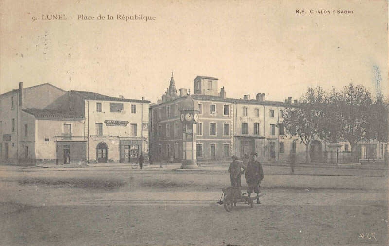 Carte postale ancienne Lunel Place De La Republique à Lunel