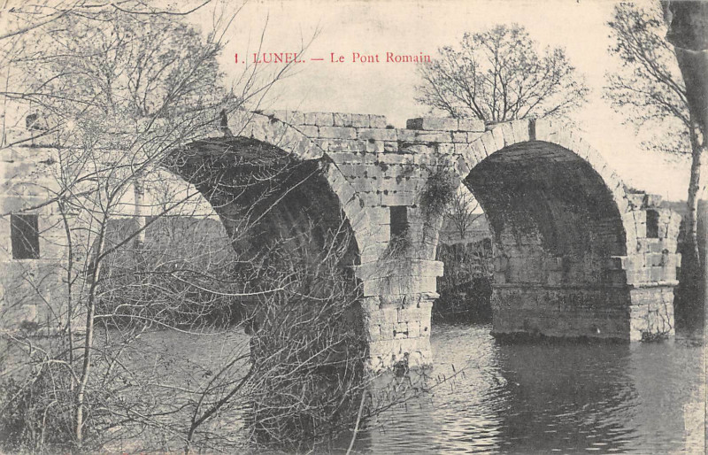 Carte postale ancienne Lunel Le Pont Romain à Lunel