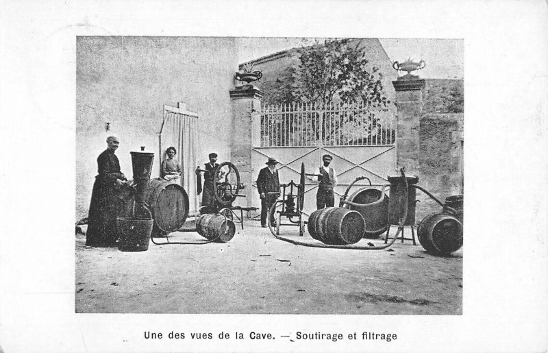 Carte postale ancienne Saint Genies Des Mourgues Rouviere Huc Viticulteur Une Des Vues De La Cav
