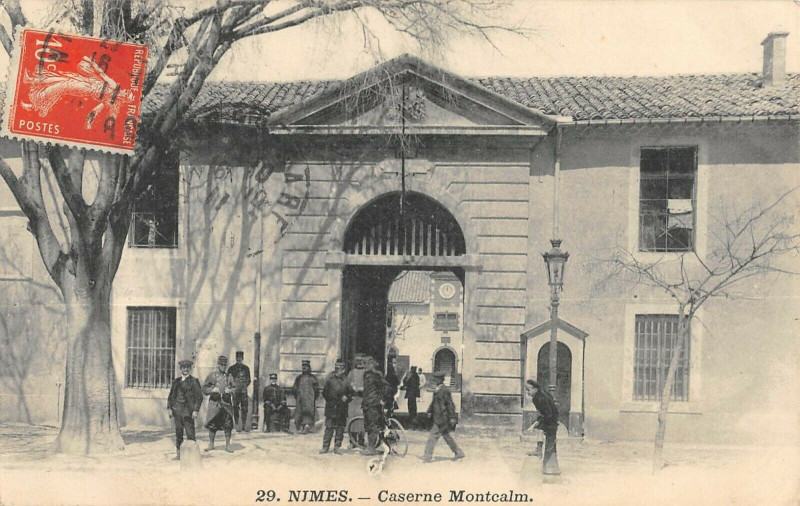 Carte postale ancienne Nimes Caserne Montcalm