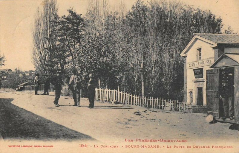 Carte postale ancienne Bourg Madame Le Poste De Douanes Francaises à Bourg-Madame