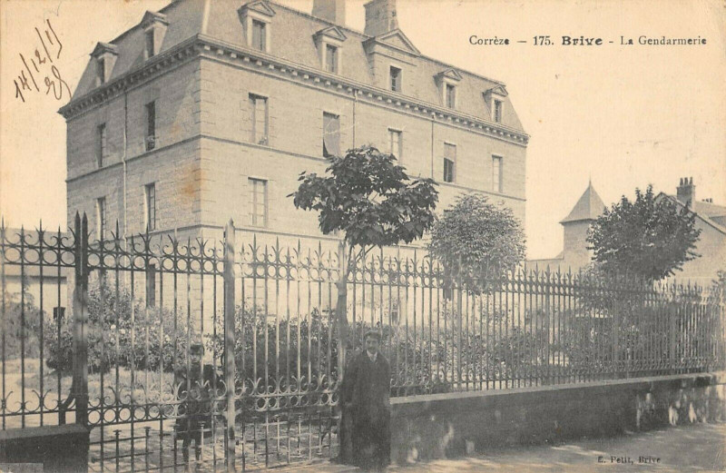 Carte postale ancienne Brive La Gendarmerie