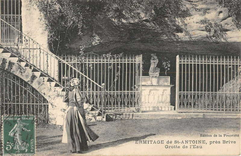 Carte postale ancienne Ermitage De Saint Antoine Pres Brive Grotte De L'Eau