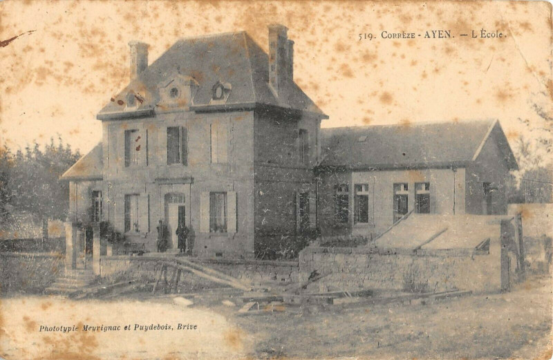 Carte postale ancienne Ayen Ecole à Ayen