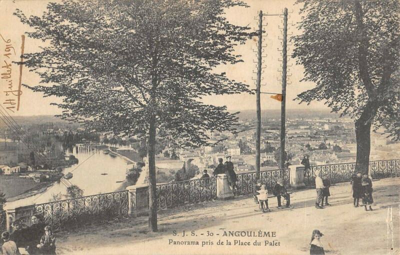 Carte postale ancienne Angouleme Panorama Pris De La Place Du Palet